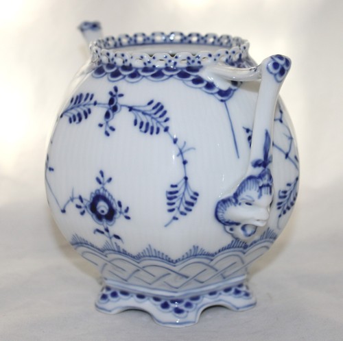 ROYAL COPENHAGEN SMALL TEAPOT NO LID BLUE FLUTED FULL LACE 1118 - Picture 8 of 13