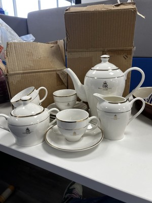 The Queens Golden Jubilee Gold und Elfenbein Voll China Silber Teeservice.