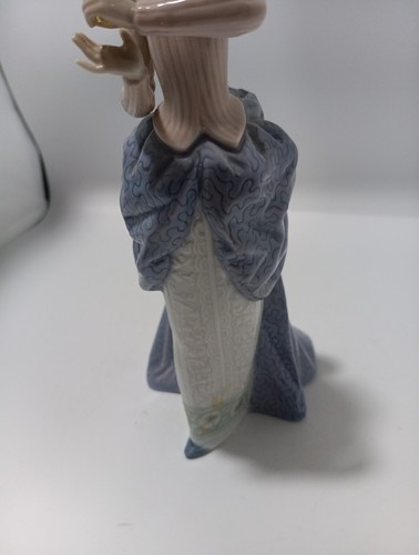 Lladro Promenade Victorian Lady No Parasol Figurine 8 3/4" #5685 - Picture 5 of 6