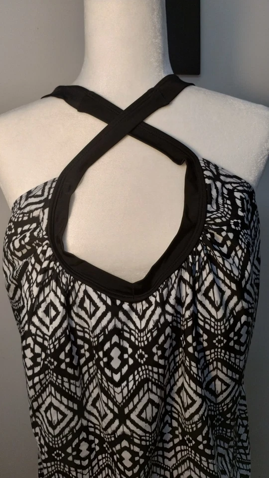 Camiseta Tankini Geométrica Jaclyn Smith Talla Grande Negra/Blanca, Talla 24W Foto 2 de 4