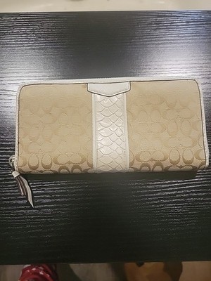 Coach Authentic Signature C 8x4 Great Condition