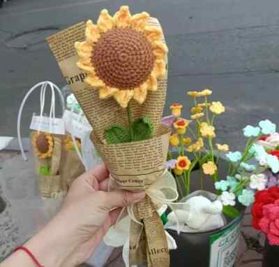 Handgefertigte gehäkelte Sonnenblume in Tragetasche - einzigartige Geschenkidee