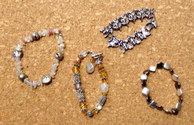 LOT OF 4 VINTAGE BEAD BRACELETS BOHO FASHION j88cr bz8cr