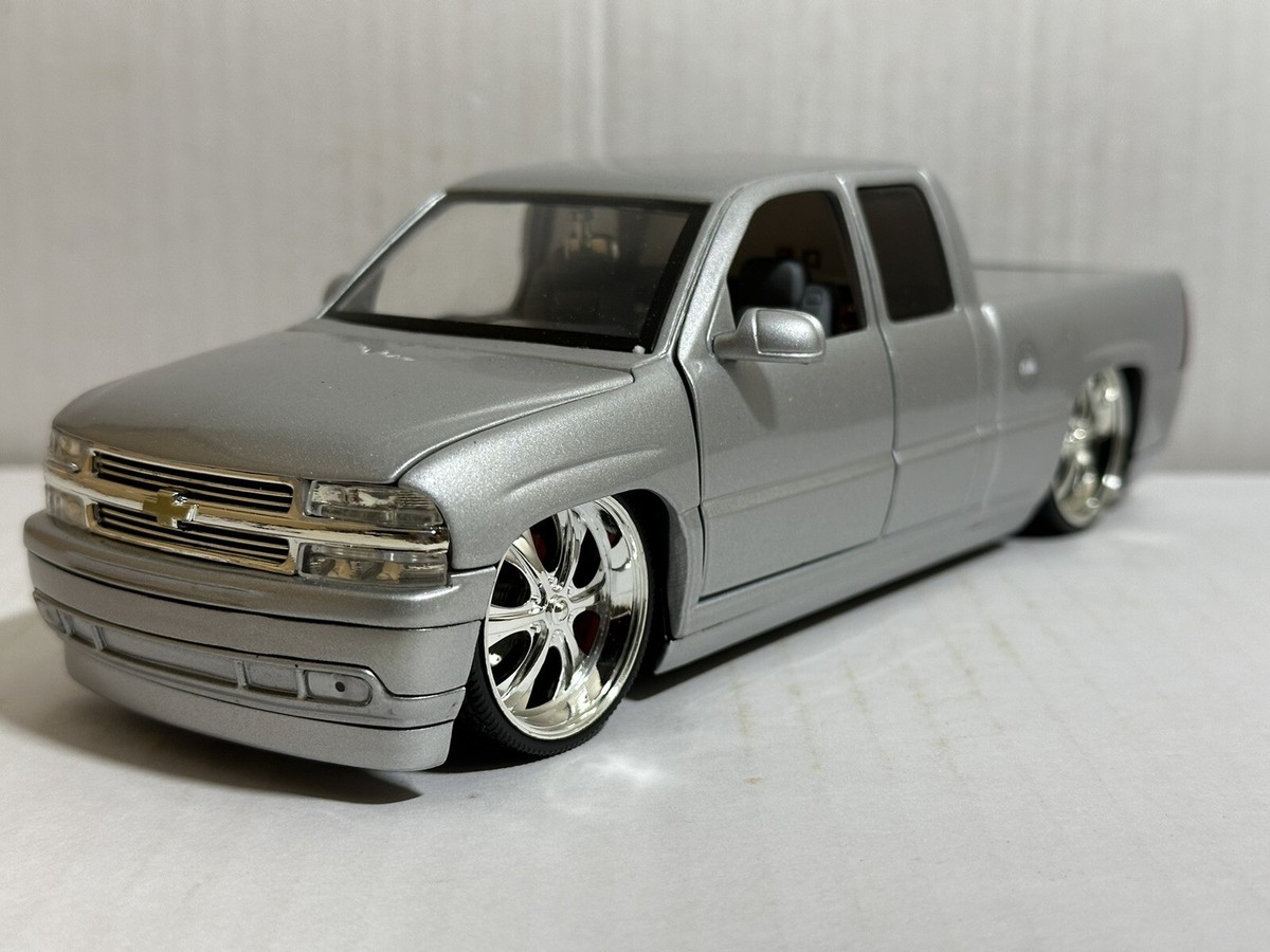 JADA 2002 CHEVY SILVERADO シルバラード JADA DUB 2002 CHEVY SILVERADO SILVER 1:24 PICKUP TRUCK