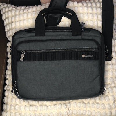 Samsonite Modern Utility GT 15.6 Slim-brief  BACK HAS WATER SPOT