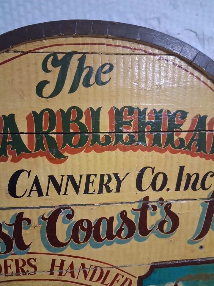 Большая винтажная деревянная расписанная вручную консервная вывеска с поднятой тисненой рыбной баской - Изображение 2 из 4