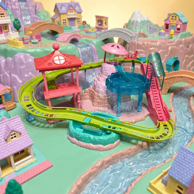 POLLY POCKET P5047 ROLLER COASTER RESORT PLAYSET / MATTEL 2009