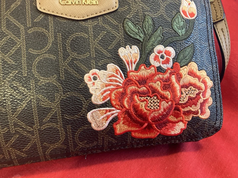 CLUTCH BORDADA FLORAL CALVIN KLEIN NOVA - Imagem 3 de 4