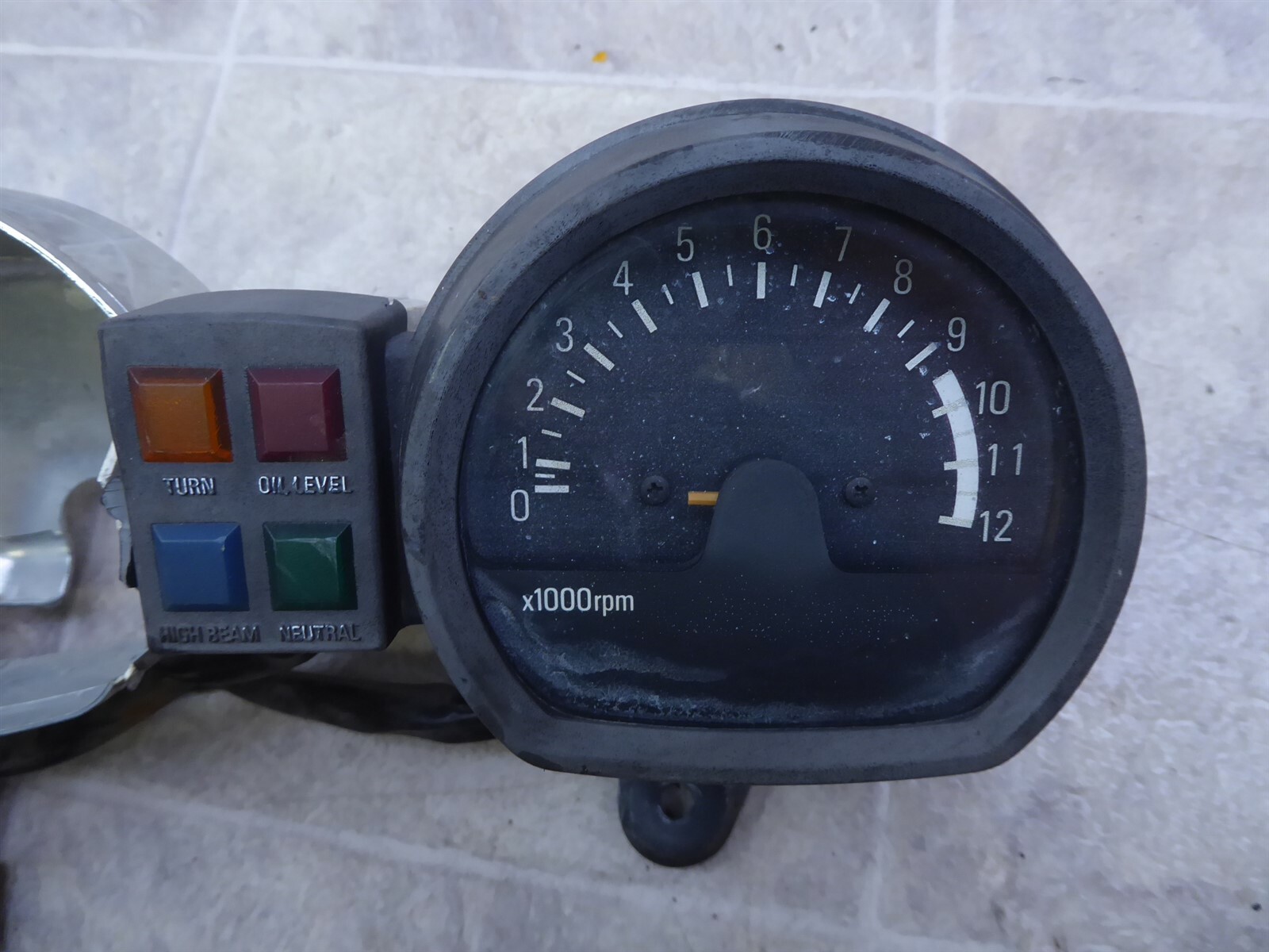 1982 Yamaha Maxim XJ650 Y1621) tachometer tach gauge panel for parts