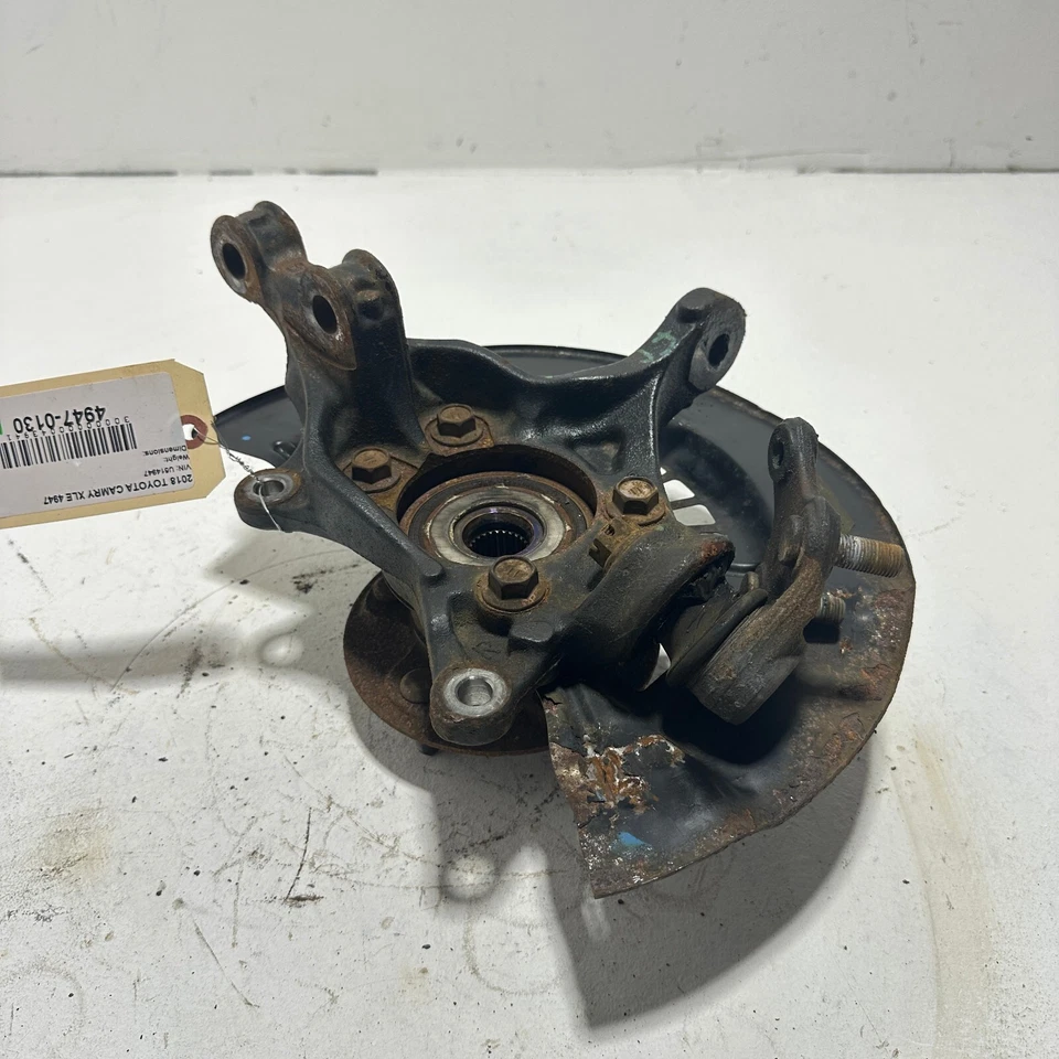 Toyota Camry 2018-2023 2,5 L nudillo del lado del pasajero delantero derecho con cubo de rueda OEM Foto 3 de 4