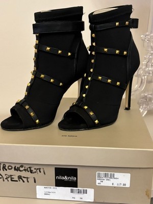 Open Toe Stiefeletten Nila & Nila schwarz mit goldenen Nieten - Größe 38