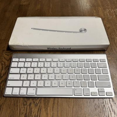 Genuine Apple Wireless Keyboard A1314 MC184LL/B Great Shape! Includes Box!