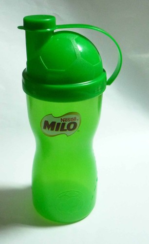 BOUTEILLE DE BEAKER À BOISSON EN PLASTIQUE MILO 400 ml NESTLE Haut de football vert Malaisie 13 oz - Photo 1/13