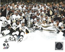 2016 PITTSBURGH PENGUINS STANLEY CUP TEAM CELEBRATING 8x10 PHOTO