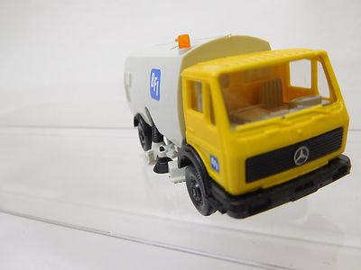 eso-03027	Wiking 1:87 Mercedes Kehrwagen BFI minimale Gebrauchsspuren