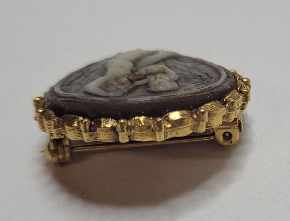 Broche Vintage CRAFT - Métal Doré Et Résine Avec Gemme - Occasion En Très Bon état