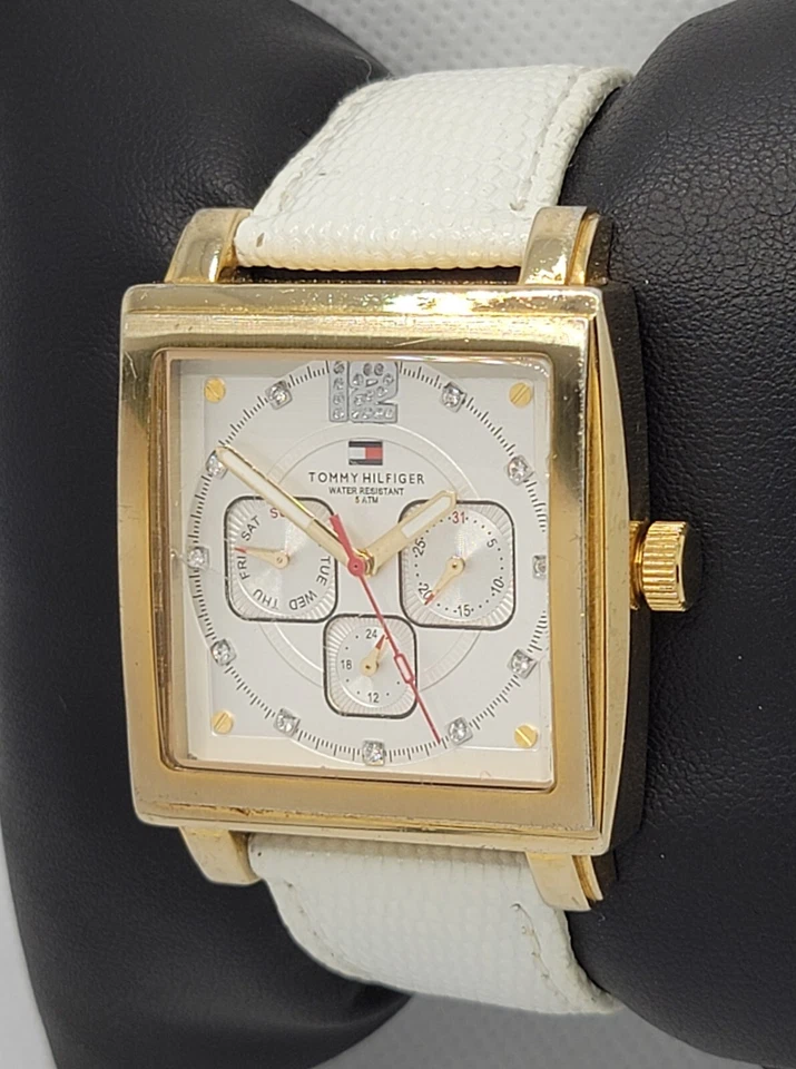 Reloj Tommy Hilfiger Tank con correa de cuero blanco tono dorado para dama 1780817 L8 Foto 2 de 4