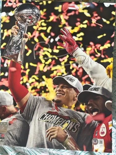 Patrick Mahomes Signed Kansa City Chiefs 11x14 Fanatics Photo - Beckett BAS cert