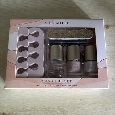 Damen A La Mode Maniküre Set, inkl. Nagellack, Base & Top Coat, Zehentrenner