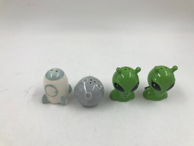 Cracker Barrel Ceramic 2.5in Mr. & Mrs. Alien Mini Salt & Pepper Set AA01B24022