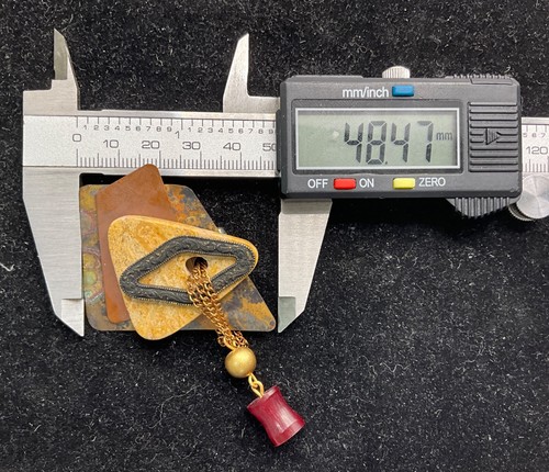 Spilla pendente asimmetrica multicolore e multi texture BZ24 Jo Marz - Foto 6 di 7