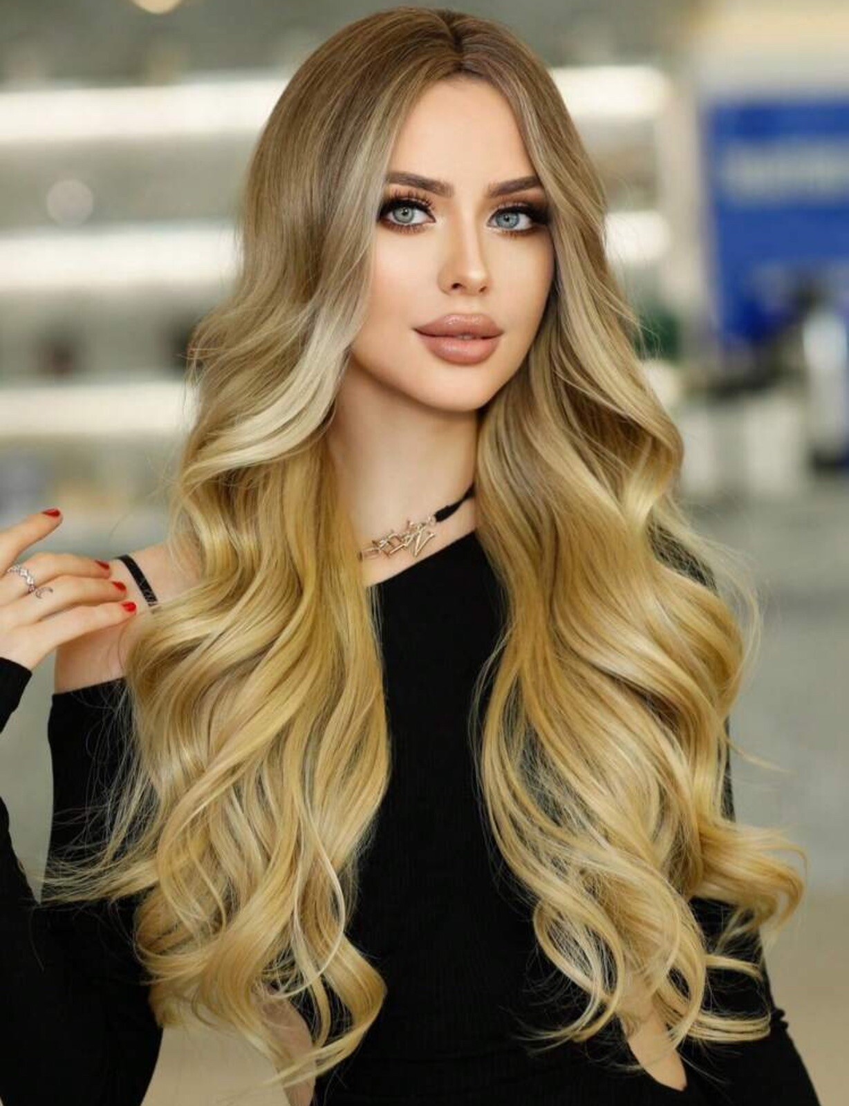 Perruque longue blond foncé bouclée 65cm idéale pour soirées et fêtes
