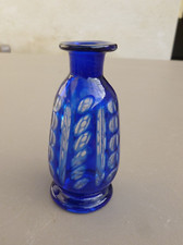 flacon ancien en verre bleu.