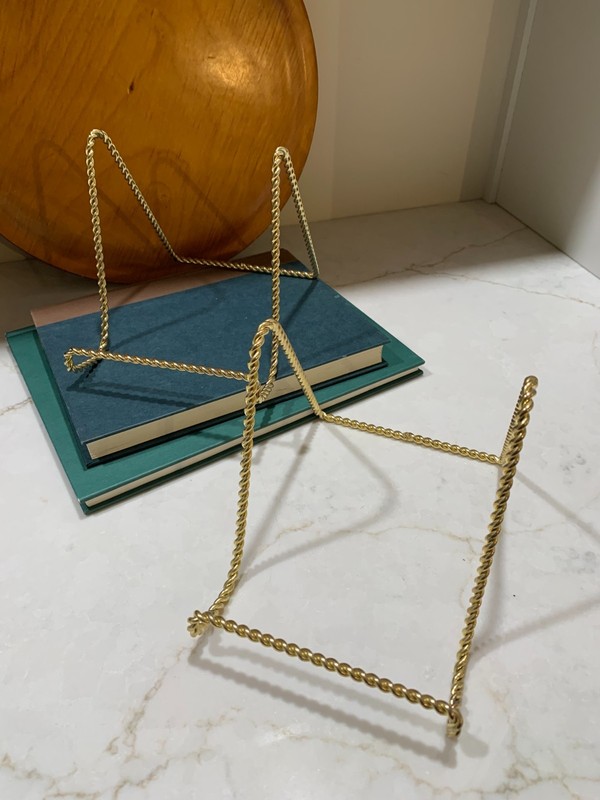 2 Twisted Brass Wire Display Stands – Sculptural Vintage Easel for Plates, Art