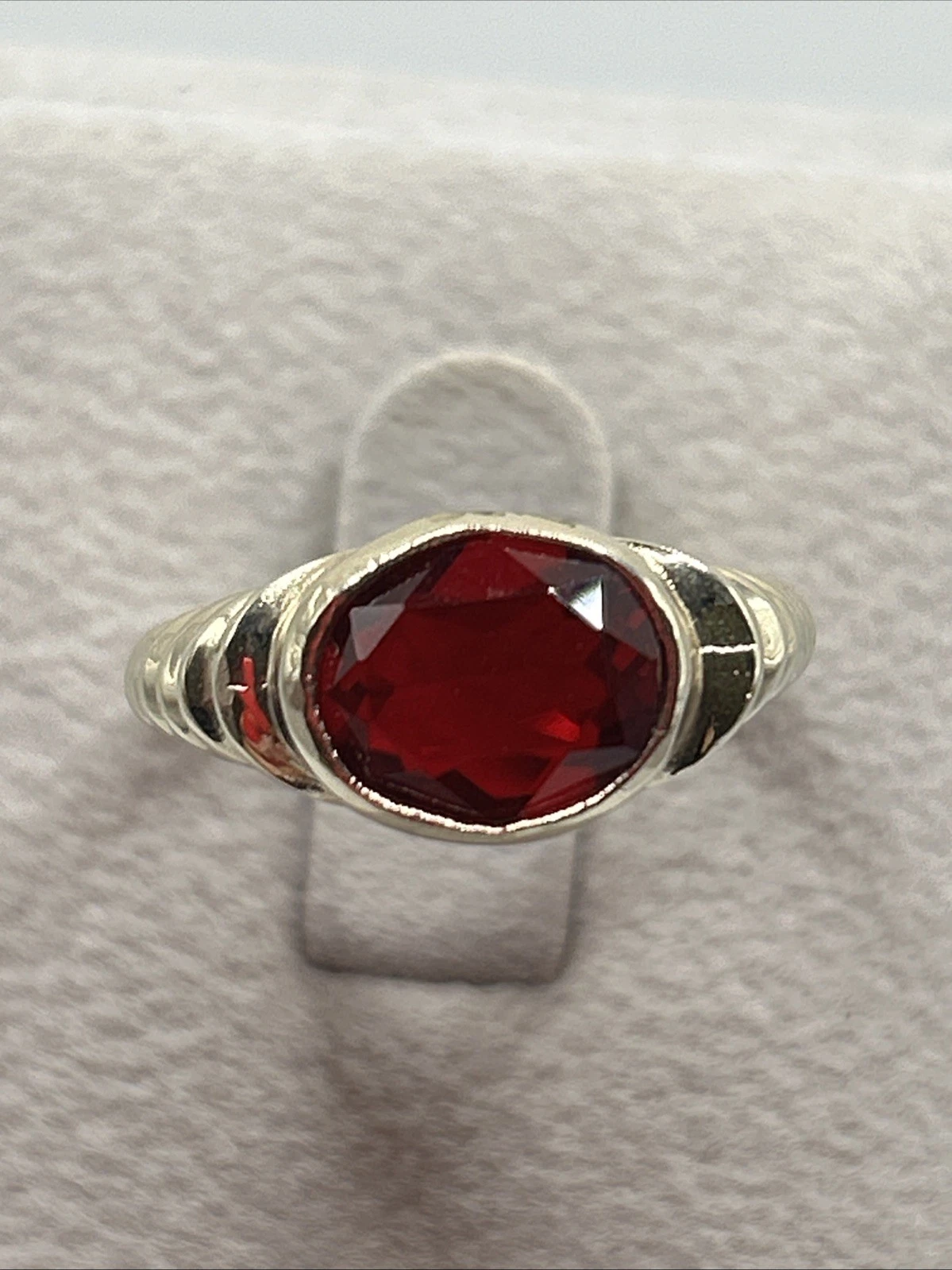 Bague vintage fantaisie Doré Avec Une Pierre Rouge. Taille 52