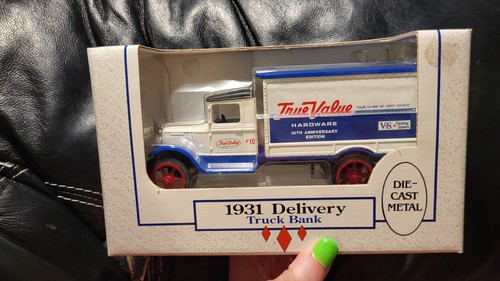 Ertl 1931 True Value Delivery Truck Bank, ein Die-Cast Metal Sammlerstück Neu in OVP - Bild 1 von 5