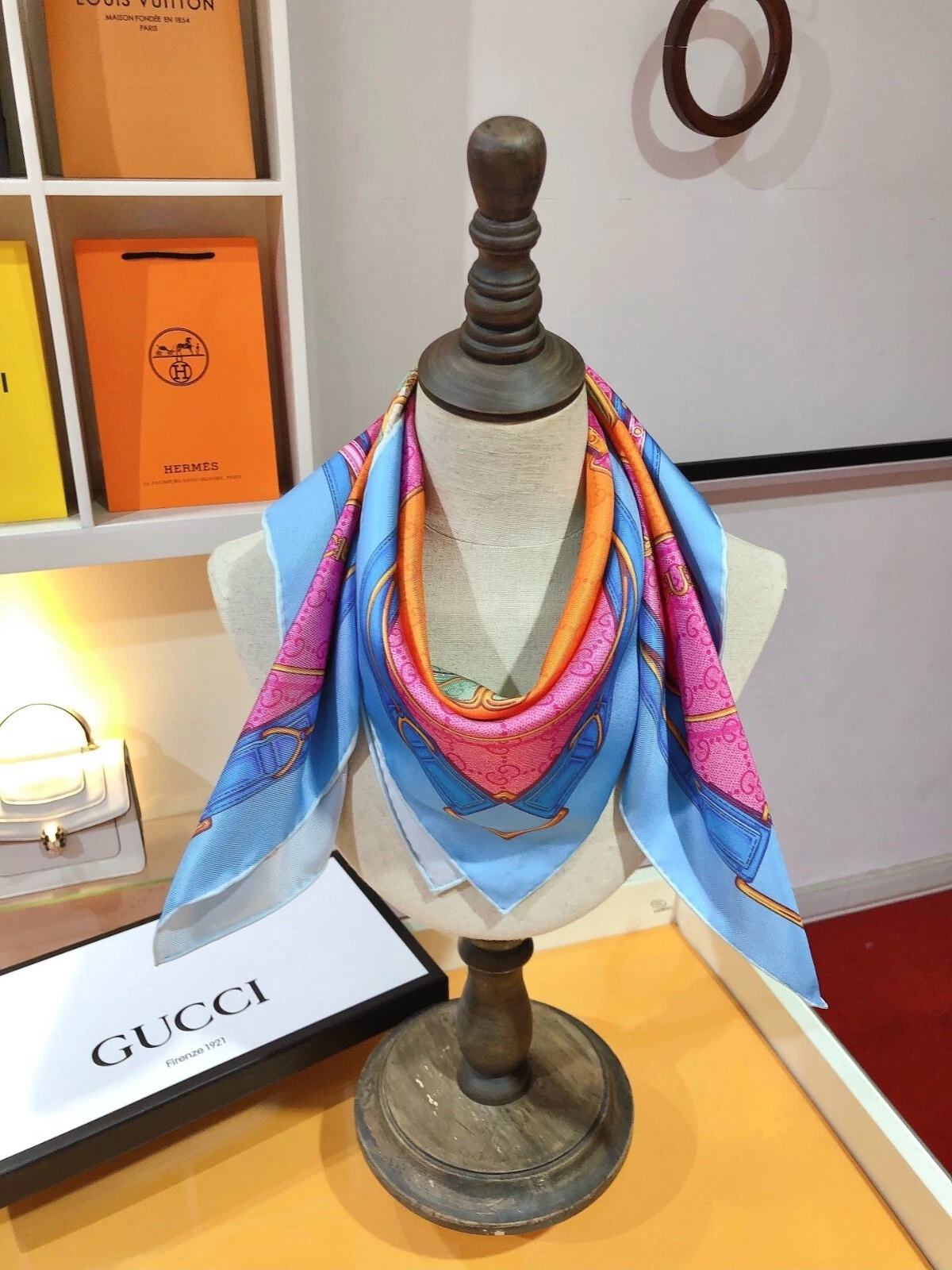 foulard gucci imprimé sergé logo multicolore 90 90