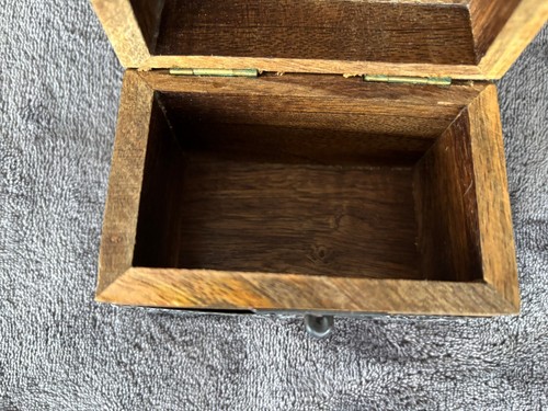 Kleine Münzscharnierbox aus Holz - Bild 8 von 17