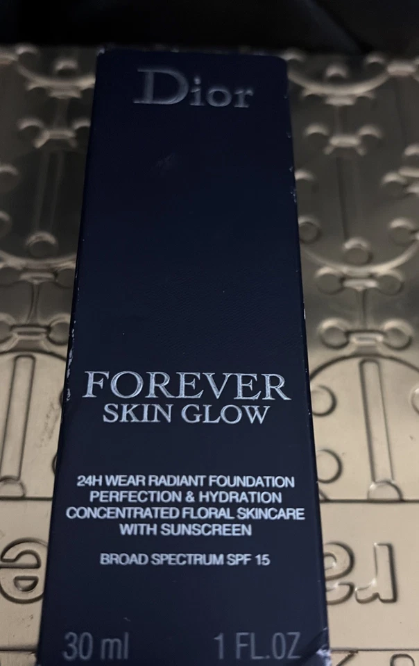 Base radiante Dior Forever Skin Glow 24H Wear (elige tono) Foto 2 de 3