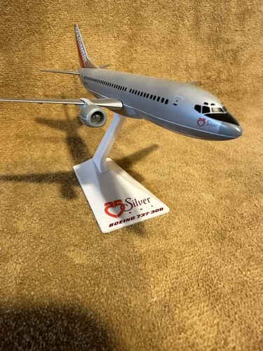Boeing 737-300 Southwest SILVER ONE 1/200 - Picture 2 of 6