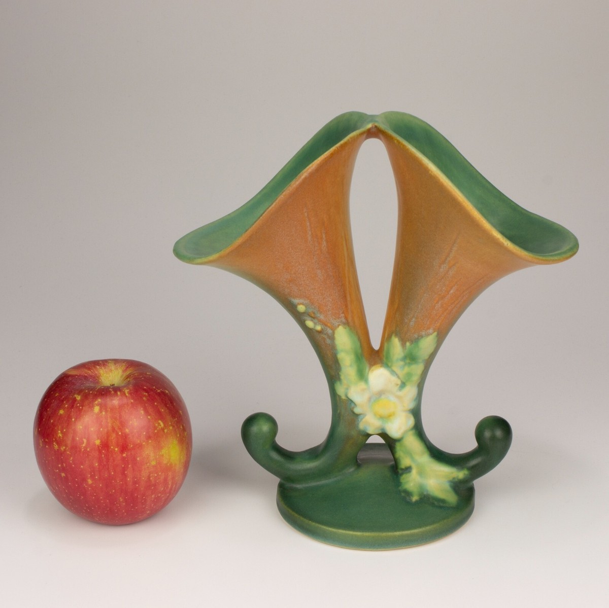 Roseville Vintage Pottery White Rose Double Cornucopia, Shape 145