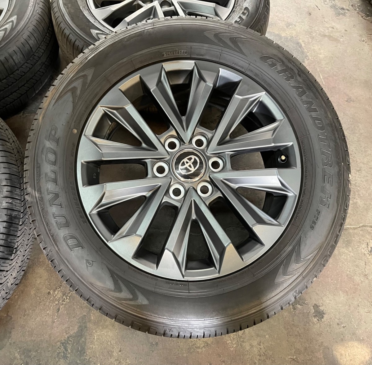 8/20 雄大様　② Set of OEM '22-'24 Toyota Tundra 20