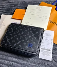 Men’s Leather PM District Crossbody Messenger Bag