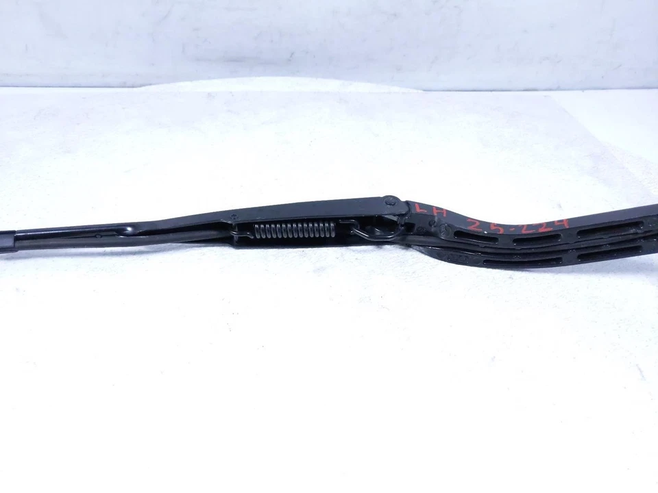 Brazo limpiaparabrisas conductor izquierdo Mazda Cx-30 2020-2023 Dgh9-67-321A Foto 2 de 4
