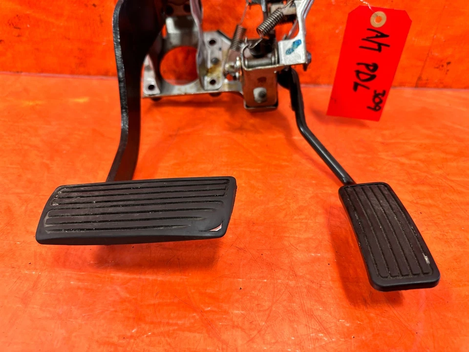 94-01 ACURA INTEGRA - MODELO TRANSMISIÓN AUTOMÁTICA - PEDAL DE GASOLINA Y FRENO OEM 309 Foto 3 de 4