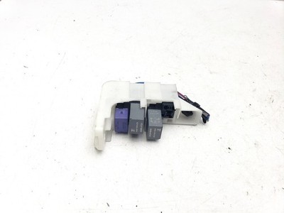 TOYOTA AVENSIS T270 1.6 DIESEL FUSE RELAYS WITH BRACKET 2017