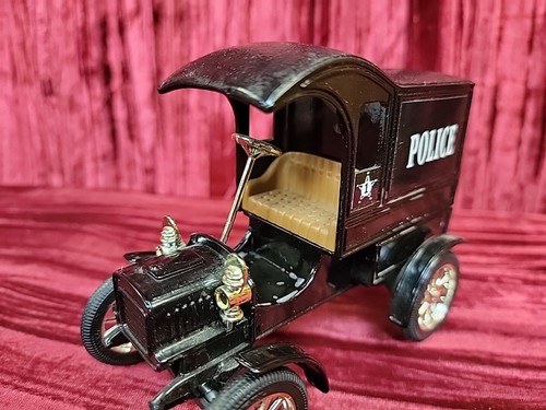 Ertl 1931 Hawkeye Anheuser Busch Budweiser Beer Delivery Truck Coin Bank Red - Picture 5 of 21