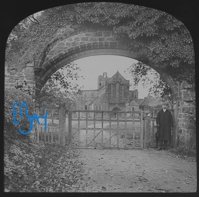 Photo LANERCOST PRIORY FROM THE GATEWAY CUMBRIA C1910 Magic Lantern Slide
