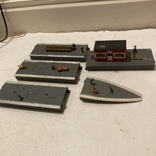 5 x  Hornby R460/R464 Platform pieces with glued on figures & waiting room.