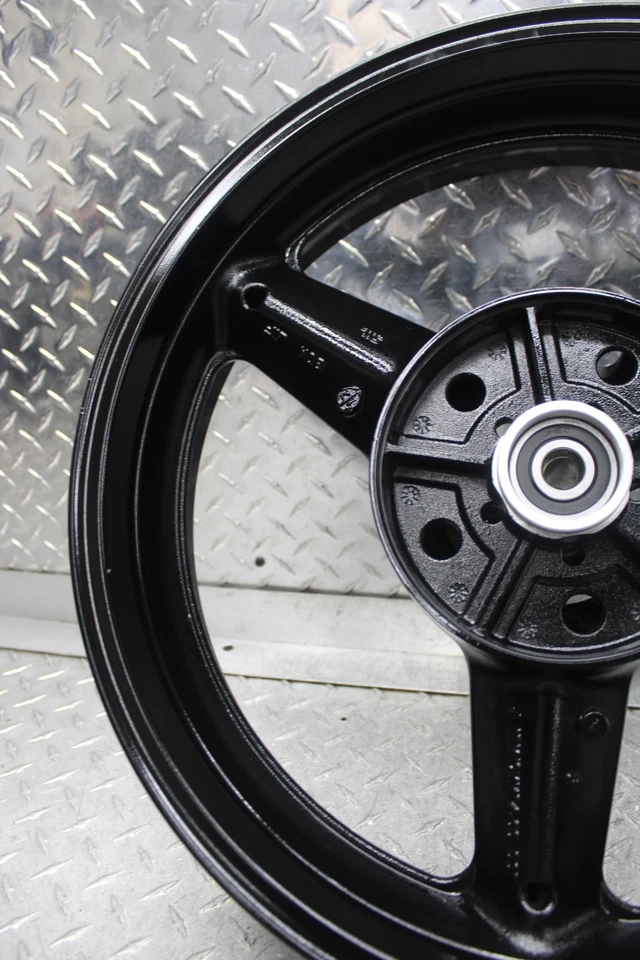 Llanta trasera Suzuki GW250F 2015 64111-48H00-YGA Foto 3 de 4