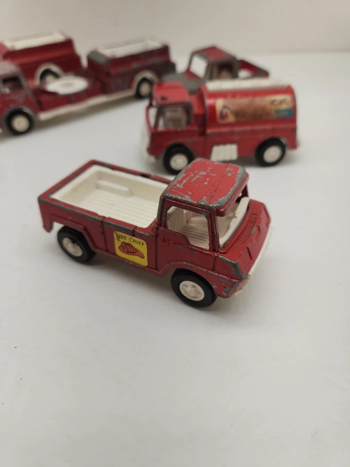 Lote de carros de brinquedo vintage da década de 1970 Tootsie fundido Jeep Fire Chief caminhões-tanque bombeiros  - Imagem 3 de 4