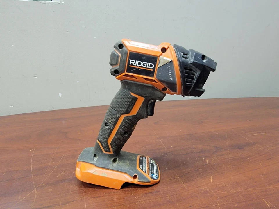 Antorcha inalámbrica RIDGID luz agarre hexagonal cabezal giratorio 330 lúmenes 18 voltios  Foto 3 de 4