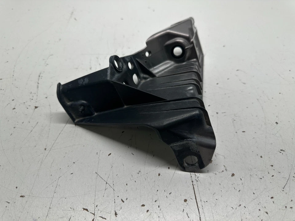 P30703 2010-2015 Jaguar XJ XJL Radiator Support Mount Bracket Driver Side OEM - Imagem 2 de 4