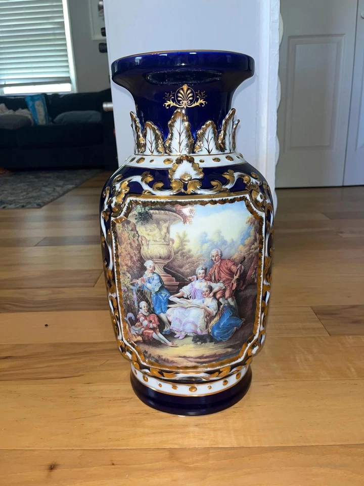 Jarrón de porcelana altamente ornamentado. El jarrón azul oscuro es llamativo y sofisticado. Foto 4 de 4