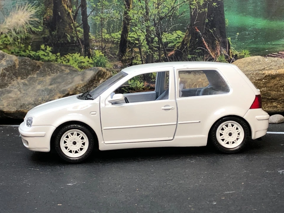 Coche diecast Imperfecto 1:24 BURAGO BLANCO 1998 VOLKSWAGEN GOLF sin caja como está Foto 2 de 4