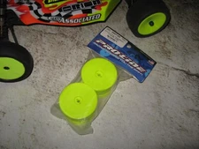 🔥 RC Proline Associated B4 Pin Mount Rear Wheels Plastic Yellow (2) 2667-02 🔥